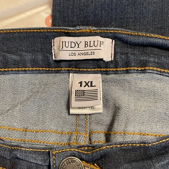 Judy Blue Blue Jeans - Picture 3 of 5